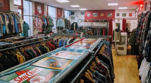 Saatnya Berburu Baju Klasik di Toko Ini!